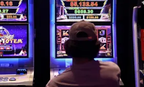 Queensland campaigners push for cashless cards for pokies